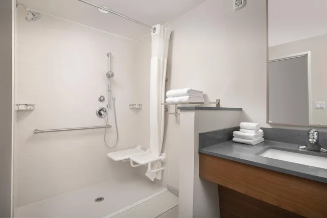 غرفة بسريرين كوين بحوض استحمام لذوي الإعاقة، Fairfield Inn & Suites By Marriott New Orleans Metairie 5/6