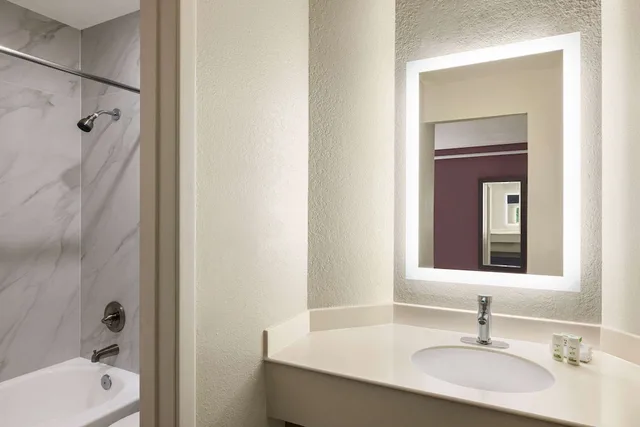 غرفة بسرير كينج، La Quinta Inn San Antonio Lackland 8/10
