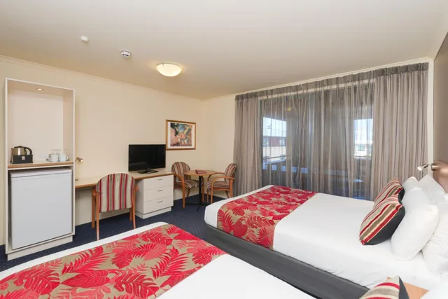 Plus, Superior, 1 Queen and 1 Single Bed، Heartland Hotel Auckland Airport 1/5
