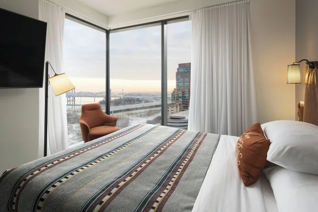 غرفة بسرير مزدوج بإطلالة، Moxy Louisville Downtown 1/6