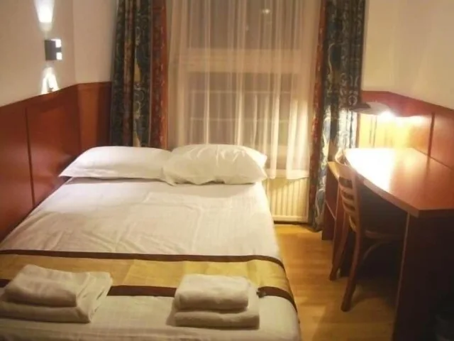Basic, Double Bed, Shared Bathroom, Continental Hotel 2/5