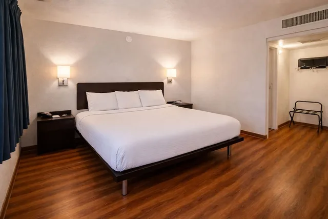 Standard, King Bed, Motel6 Blythe, CA 6/10