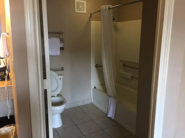 Room, Queen Bed, Accessible, Super 8 By Wyndham Jackson 4/4