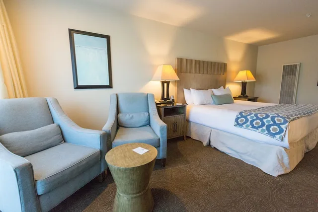 Deluxe, King Bed, Partial Ocean View, Cambria Landing Inn & Suites 6/10
