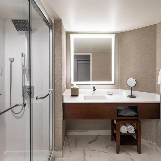 غرفة بسرير كينج مع دخول الصالة في المبنى الرئيسي لذوي الإعاقة، Philadelphia Marriott Downtown 3/4