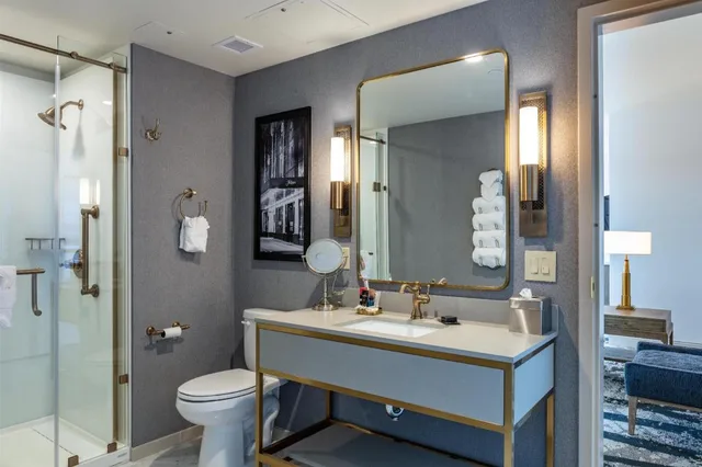 جناح رئاسي بسرير كينج وسريرين كوين لذوي الإعاقة، The Yorktowne Hotel, Tapestry Collection by Hilton 4/6