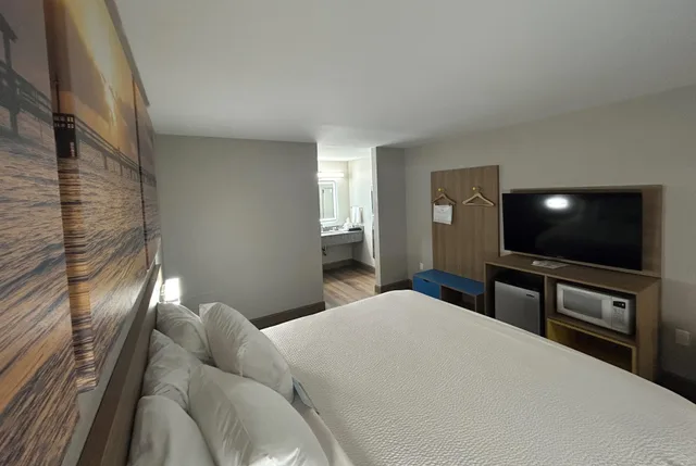 غرفة بسرير كينج للمدخنين، Days Inn by Wyndham Royston 1/3