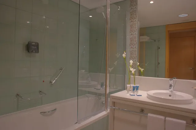 غرفة بسرير مزدوج وسرير فردي مع سرير إضافي، Sana Malhoa Hotel 7/10