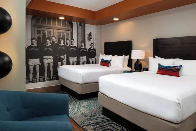 2 Bedrooms, Suite, 1 King and 2 Queen Beds, Hotel Indigo Spokane Downtown 5/10