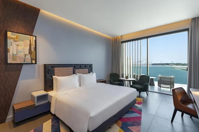 غرفة بسرير كينج بإطلالة على البحر، Hyatt Centric Jumeirah Dubai 1/2
