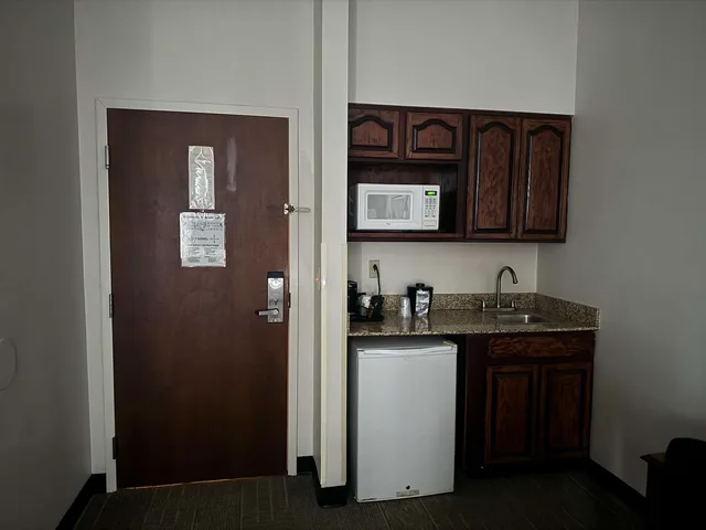 غرفة بسرير كوين مع أريكة بمطبخ صغير لذوي الإعاقة، Best Western Plus Hannaford Inn & Suites 7/7