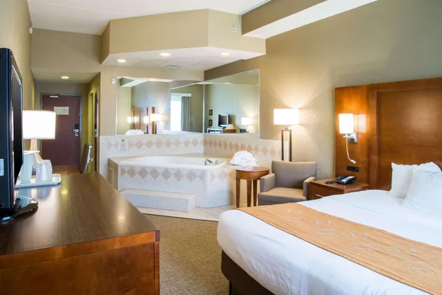 غرفة بسرير كينج، Comfort Suites Grand Rapids South 1/9