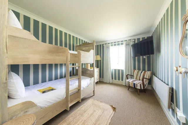 غرفة عائلية بسرير كينج، Barnsdale Lodge Hotel And Restaurant 1/6