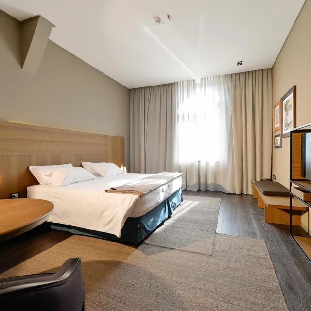 جناح جونيور، Grand Hotel Billia 6/10