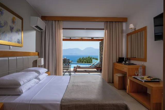 جناح بسريرين منفصلين بإطلالة على البحر بغرفتي نوم مع أريكة بمسبح خاص، Miramare Resort & Spa 1/5