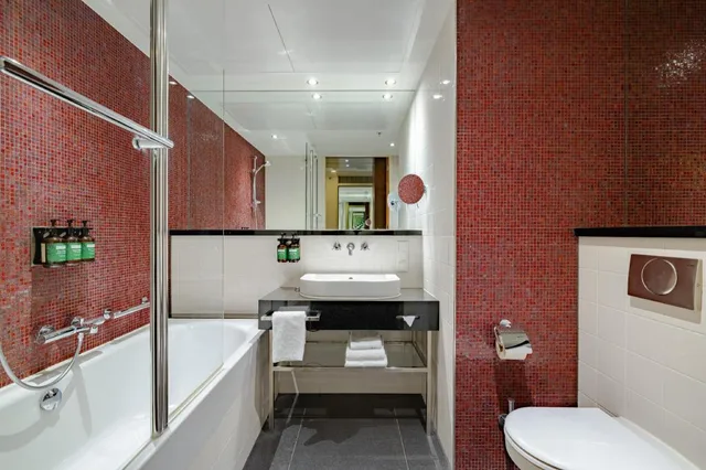 غرفة بريميوم بسرير كينج بمنطقة جلوس لذوي الإعاقة، Crowne Plaza Amsterdam South Hotel 2/2