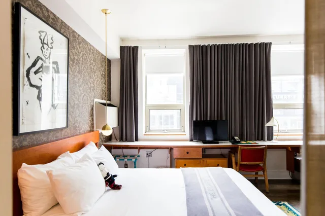استوديو بسرير كوين، The Drake Hotel 1/7