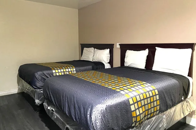Room, Multiple Beds, Smoking، Robinhood Motel Anaheim West 4/7
