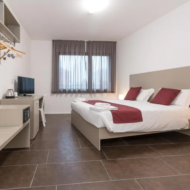 غرفة بسرير مزدوج أو سريرين منفصلين، Cascina Fossata Hotel Residence 1/10