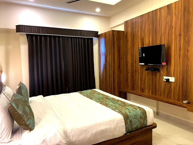 غرفة سوبيريور بسرير مزدوج، The Grand Sarovar Inn and Suites 2/3