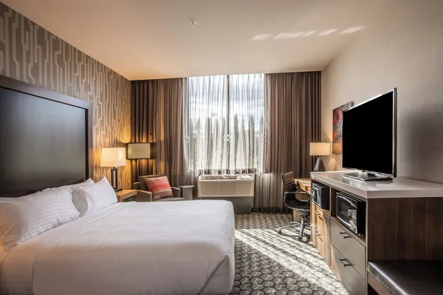 غرفة قياسية بسرير كينج لذوي الإعاقة، Holiday Inn Portland West Hillsboro 1/4