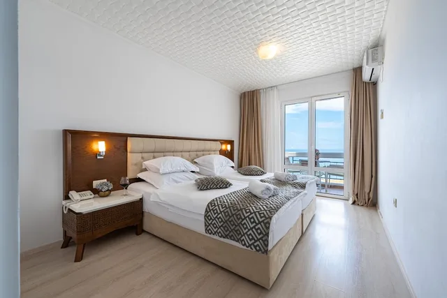 جناح سوبيريور بسرير كينج وسرير فردي بإطلالة على البحر، Hotel Adrovic 1/4