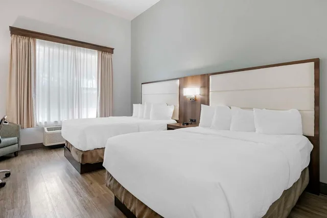 غرفة كبيرة بسريرين كوين لذوي الإعاقة، Best Western Plus First Coast Inn & Suites 1/5