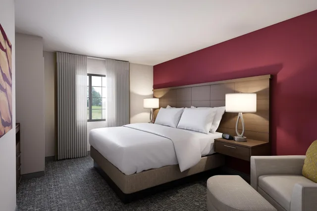 جناح بغرفتي نوم بمطبخ، Staybridge Suites Phoenix Biltmore Area 1/5