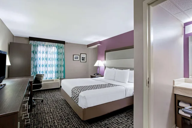 غرفة ديلوكس بسرير كينج، La Quinta Inn by Wyndham Radford 1/2