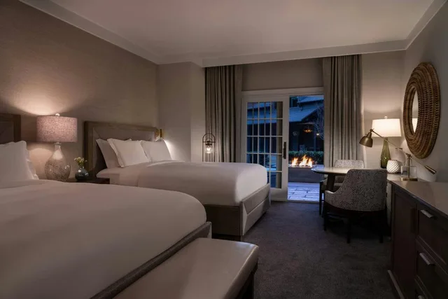 Fireside, Guest Room, 2 Queen Beds, Resort View, Terrace Level، The Ritz Carlton Lodge Reynolds Plantation 1/2