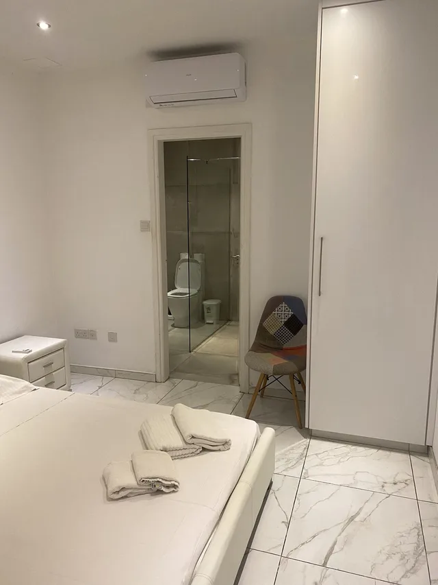 شقة عائلية بسرير كوين بإطلالة على الفناء بغرفة نوم واحدة مع أريكة، Nissi 49 Apartments 2/2