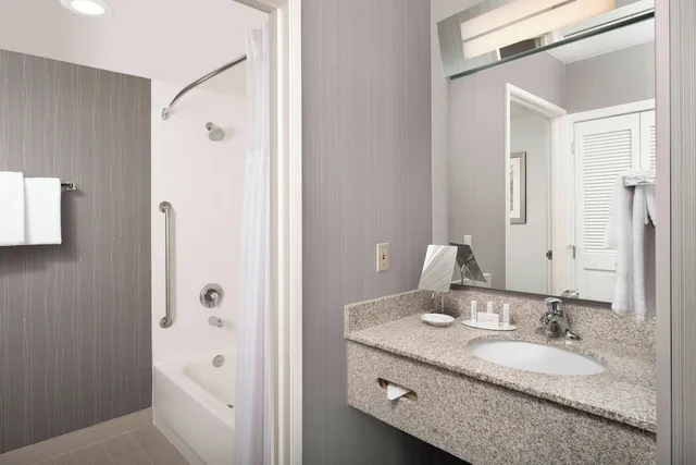غرفة بسرير كينج بإطلالة على الفناء بشرفة مع أريكة، Courtyard Portland Hillsboro 4/4