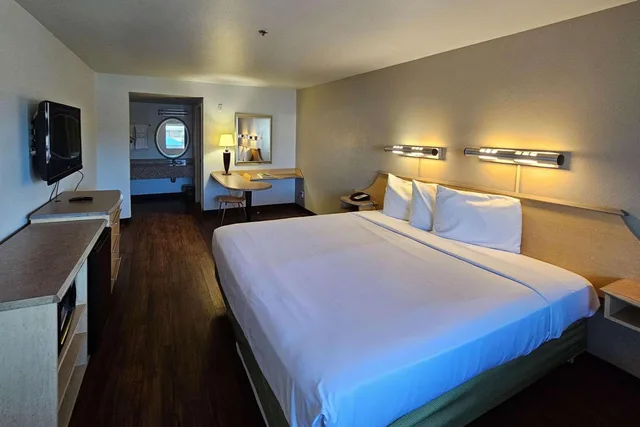استوديو بسرير كينج لذوي الإعاقة، Rodeway Inn & Suites Rancho Mirage - Palm Desert Area 1/3
