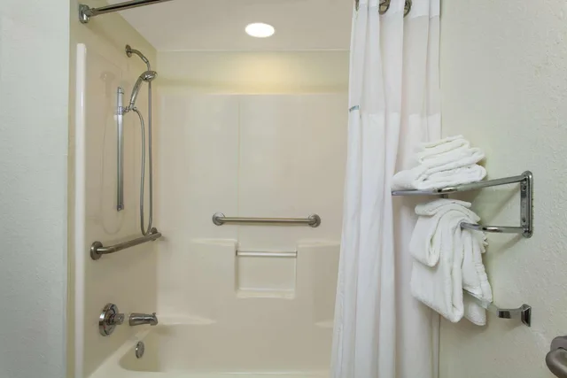غرفة بسرير كوين، Microtel Inn & Suites By Wyndham Lady Lake/The Villages 4/4