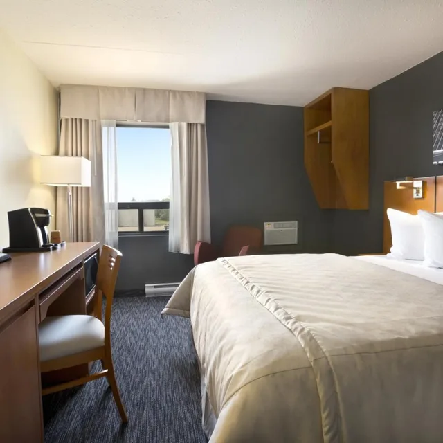 Room, King Bed, Queen Bed, Main Floor، Travelodge by Wyndham Edmonton West 2/6