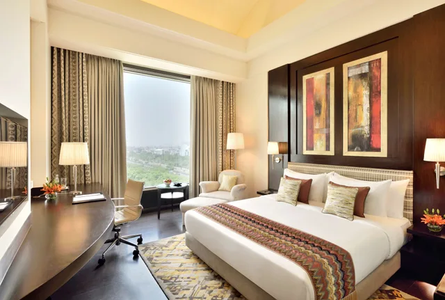 غرفة بزنس بسرير كينج، Radisson Noida 6/7
