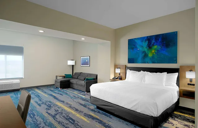 غرفة بسرير كينج لذوي الإعاقة، La Quinta Inn & Suites by Wyndham Texas City I 45 1/6