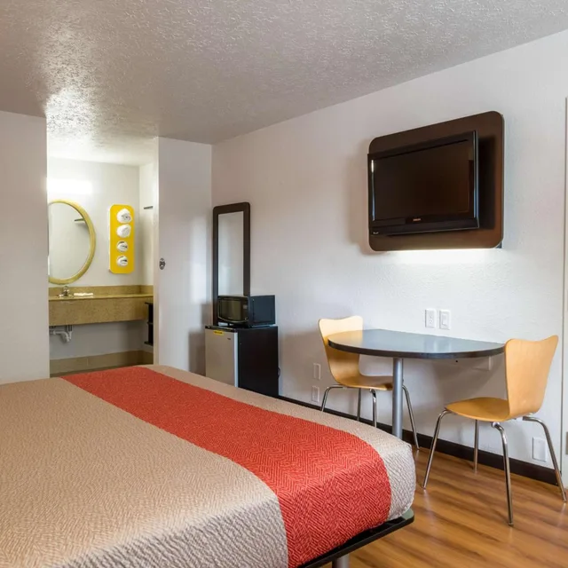 غرفة بسرير كينج لذوي الإعاقة، Motel6 Columbus, OH - OSU 7/9