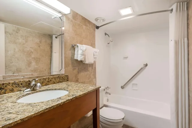 غرفة بسرير كينج، Ramada by Wyndham State College Hotel & Conference Center 10/10
