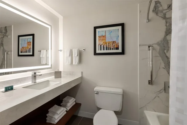Renovated, 2 Queen Beds, Corner، Doubletree By Hilton Bloomington Minneapolis South 7/7