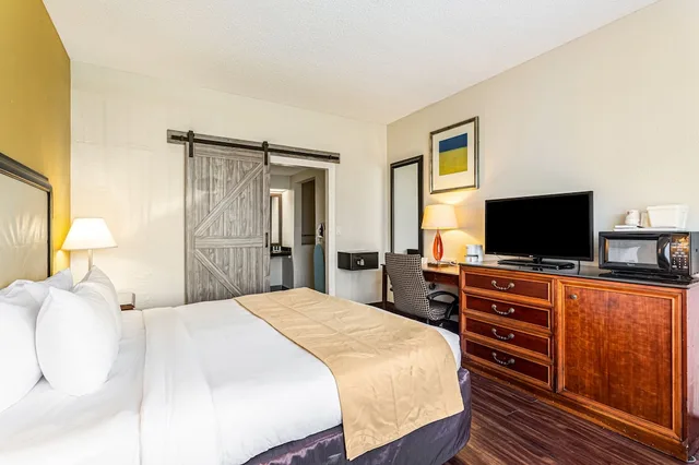 غرفة بسرير كينج لذوي الإعاقة، Quality Inn Boca Raton University Area 1/5