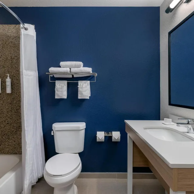غرفة بسرير كوين بحوض استحمام لذوي الإعاقة، Spark by Hilton Tempe Phoenix Airport 4/10