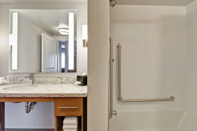 جناح بسرير كينج مع أريكة لذوي الإعاقة، Homewood Suites By Hilton Ottawa Kanata 4/4