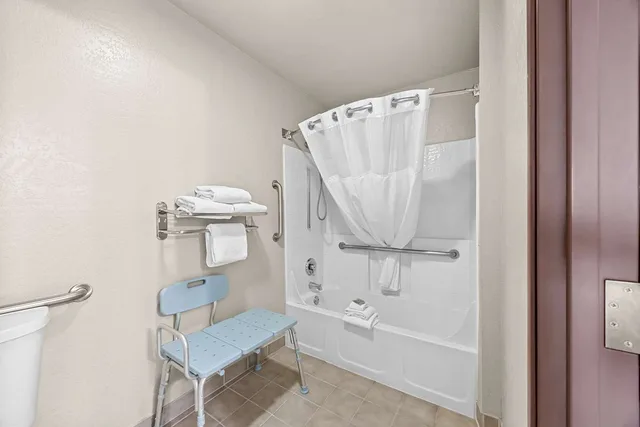 Room, 2 Queen Beds, Bathtub, Accessible, Best Western Inn At The Rogue 3/3