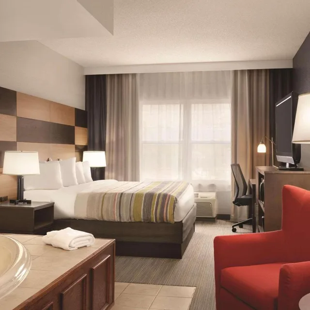 غرفة بسرير كينج بحوض جاكوزي، Country Inn & Suites by Radisson, Boone, NC 1/6