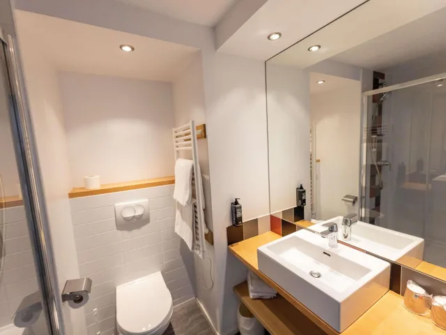 غرفة ثلاثية بسرير مزدوج وسرير فردي، Hotel Donibane 9/10