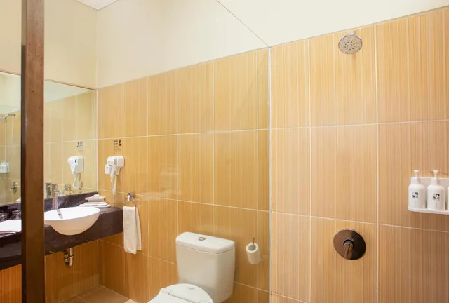 غرفة غراند ديلوكس بسرير كوين بإطلالة على المسبح، Swiss-Belhotel Kendari 3/5