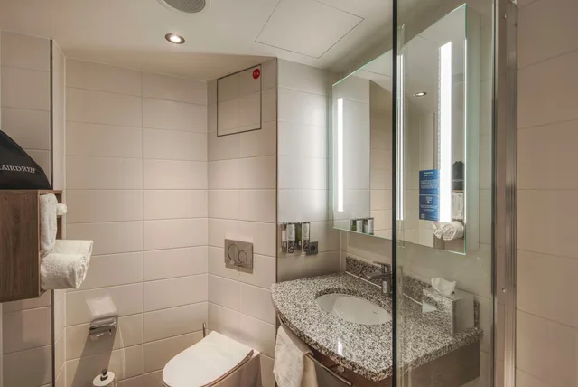 غرفة عائلية بسرير كوين مع أريكة، Hampton by Hilton Stuttgart City Centre 2/6