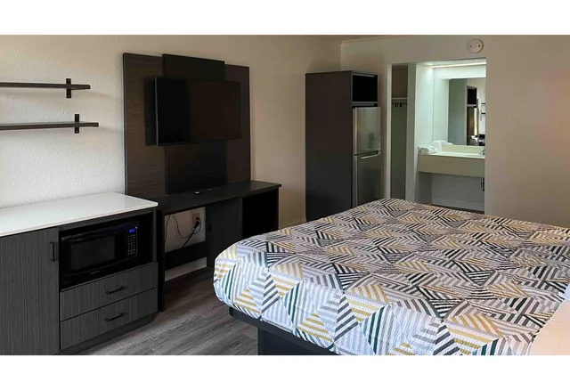 1 King Bed - Non-Smoking, Micfridge، Studio6 Suites Perry, GA 2/2
