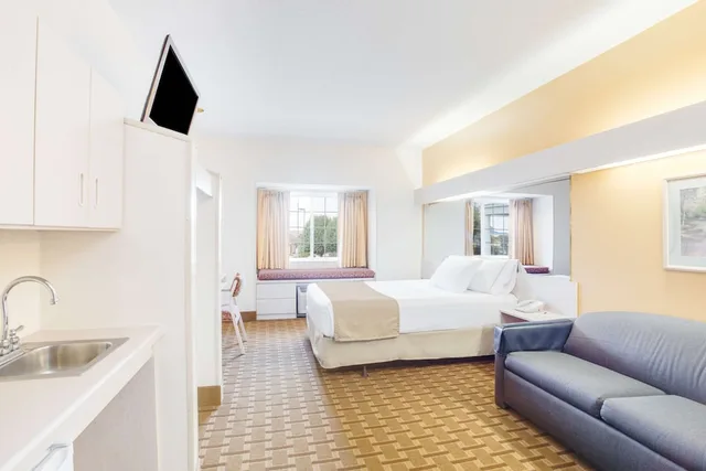 غرفة قياسية بسرير كوين مع أريكة لذوي الإعاقة، SureStay Hotel by Best Western Christiansburg Blacksburg 2/4